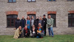 Kunstnike grupifoto Narva kunstiresidentuuri hoone ees sündmuse „S–ilma–piir–itu“ raames.