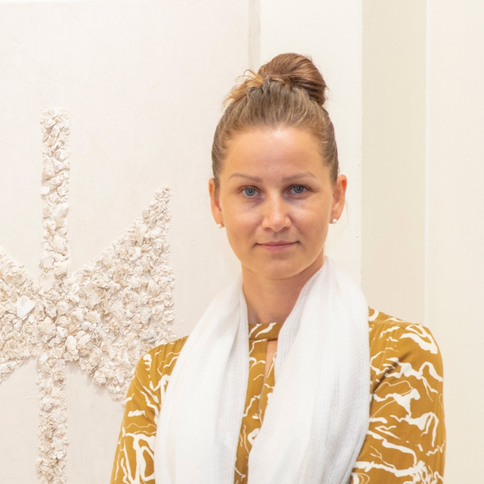 Kerttu Siplane teose „Kõrbe pind ja hing“ ees Art Hubi Abu Dhabi WTC galeriis